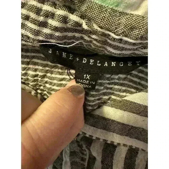 Jane + Delancey Womens Top Size 1X Gray White Stripe Crinkle Hi/Low Hem Roll Tab - Picture 6 of 6